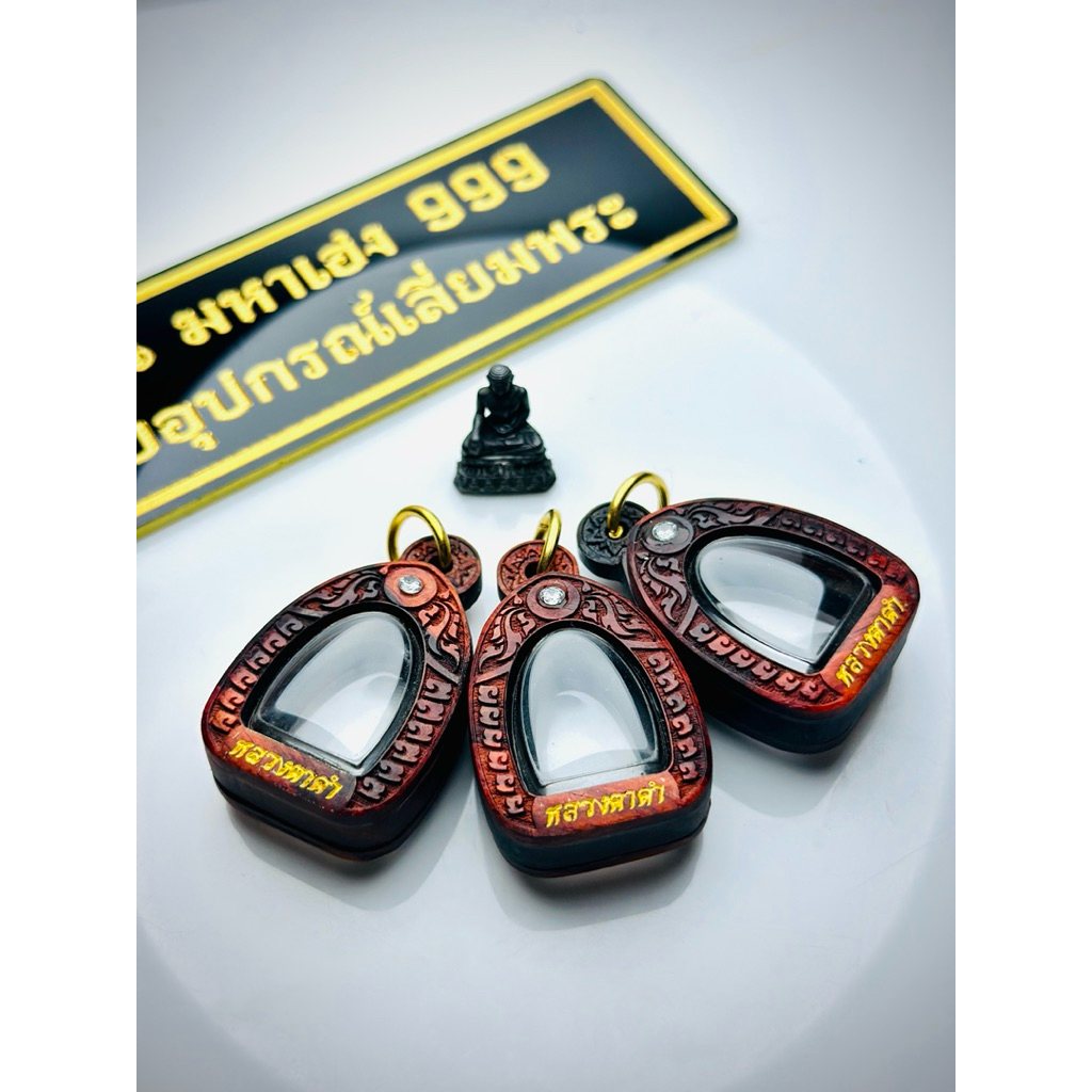 กรอบพระสำเร็จ แบบตลับ พระรูปหล่อ หลวงตาดำ ขนาดองค์พระ กว้าง1.4 สูง1.9 cm.ไม้มงคล เคลือบน้ำมันพยุง สะดวกใส่ได้เองที่บ้าน