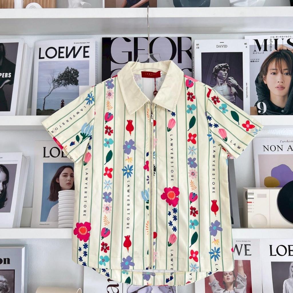 Lawyer Store [5251426] เสื้อคอปกซิปหน้า ลายริ้วดอกไม้ LAWYER STORE เหมาะสำหรับคนที่มีคาแรคเตอร์สดใส 