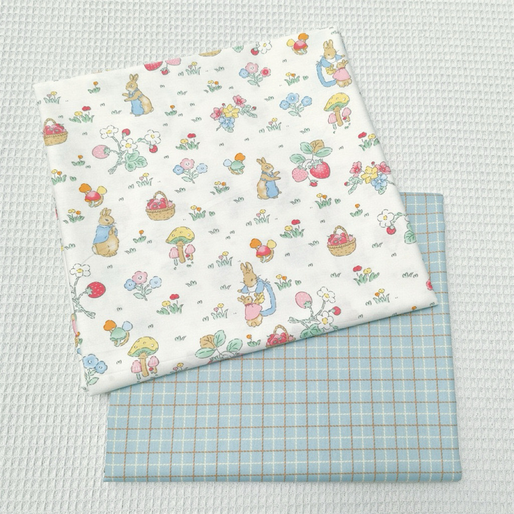 ผ้าคอตตอน 100% ลายกระต่ายพื้นสีครีมอ่อน