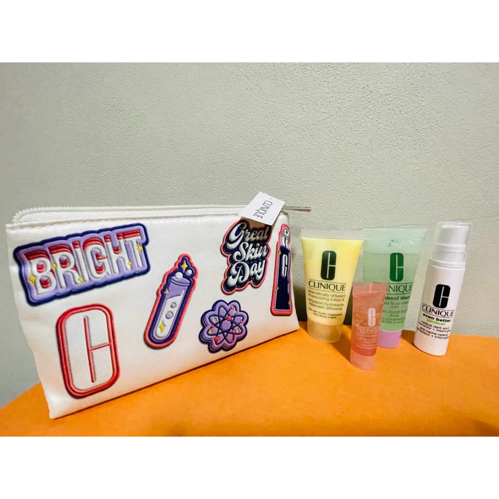 set เครื่องสำอาง จาก counter Clinique มาพร้อมกระเป๋า