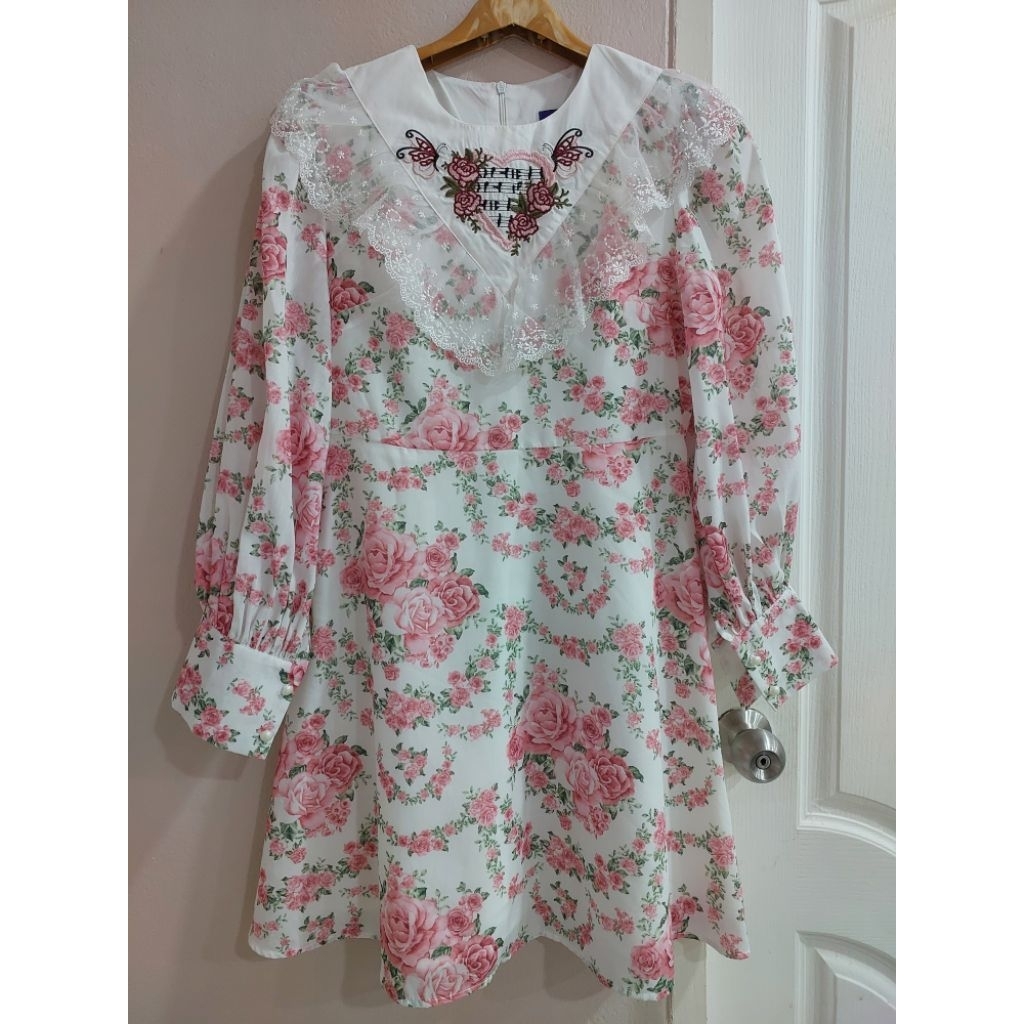 ป้ายCLT เดรสสั้นลายกุหลาบ แขนยาว ปักลายคอระบายM