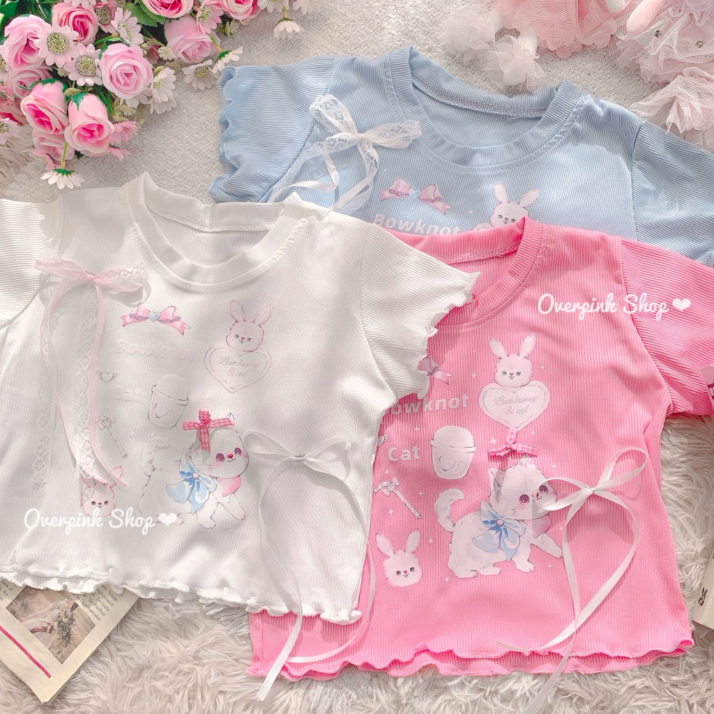 🌸OVP🌸 เสื้อยืดคอกลม ผ้าร่อง แต่งขอบหยัก สกรีนลายการ์ตูน พร้อมเข็มกลัดโบว์ลายสก็อต เสื้อยืดลายการ์ตูน เสื้อเอวลอย
