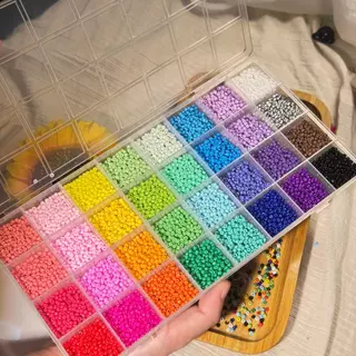 กล่องลูกปัดเม็ดทราย 32 สี ขนาด 3/4 มม. สำหรับงาน DIY (กล่อง+ลูกปัด)