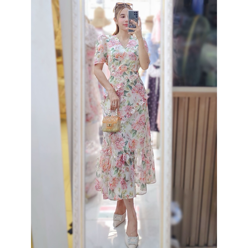 Best Sellerเดรสยาวคอวีผ้าชีฟองออแกนดี้ระบายเฉียงผ่าข้างลาย รูปที่ 3