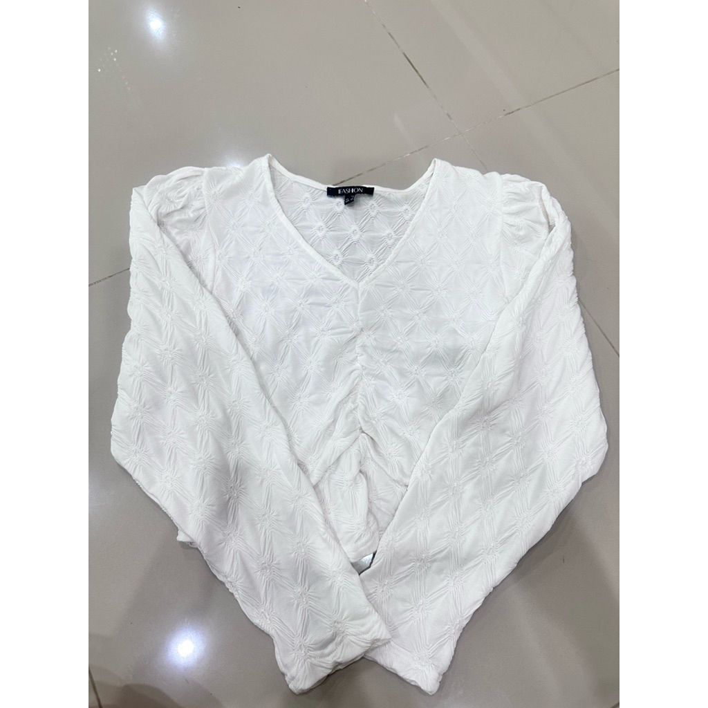 เสื้อครอปสีขาวแขนยาวมือสอง แบรนด์ffashion