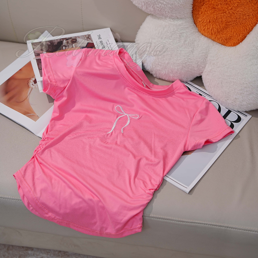 RedMango✨ เสื้อยืดผู้หญิงรัดรูปปักโบว์ 🎀 ดีไซน์สวยงาม ย่นข้างช่วยเน้นรูปร่างและเอว - รูปที่ 2