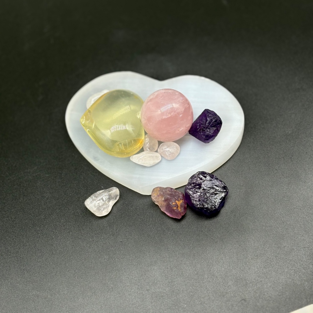 Selenite Heart Bowl for Crystals Charging Cleansing Décor | ถ้วยเซเลไนต์รูปหัวใจสำหรับชาร์จและชำระล้