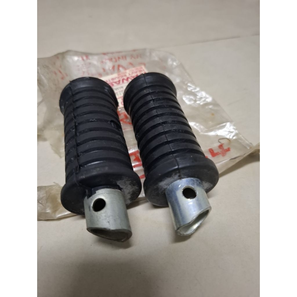 ชุดพักเท้าหลัง Kawasaki KE100-KE125-KE175-G3T ของแท้ญี่ปุ่นใหม่เก่าเก็บสวยๆพร้อมใส่ใช้งาน