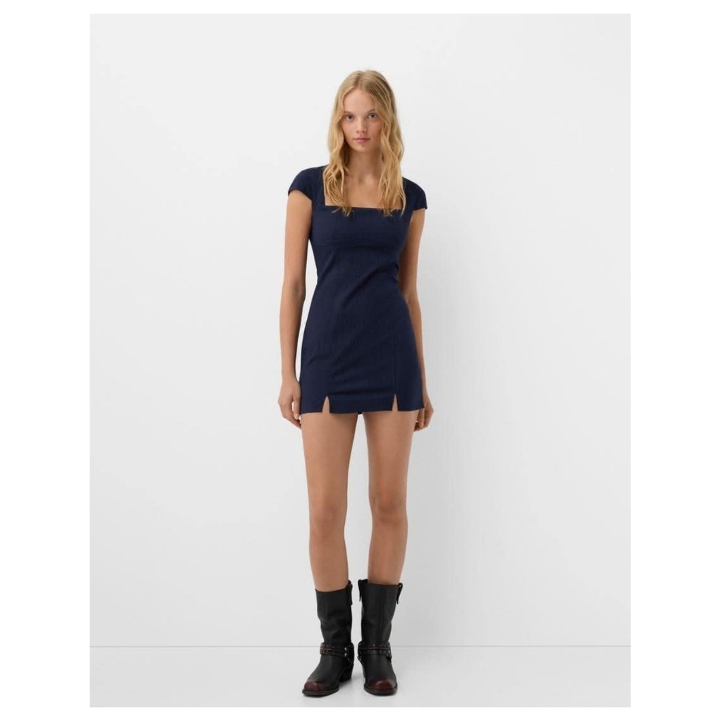 Bershka​ เดรสสั้น​ คอเหลี่ยม​ ทรงเข้ารูป