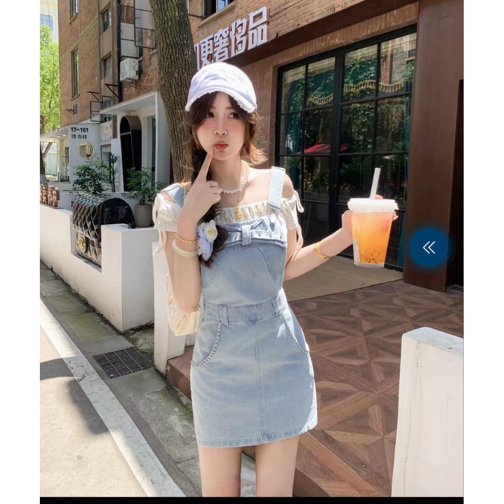 เซ็ตเอี้ยมยีนส์ เสื้อสไตล์สาวน้อยน่ารัก ประกอบด้วยเสื้อยืดเปิดไหล่สีขาวน้ำนม แมตช์กับเอี้ยมยีนส์ฟอกสีอ่อน ตกแต่งโบว์