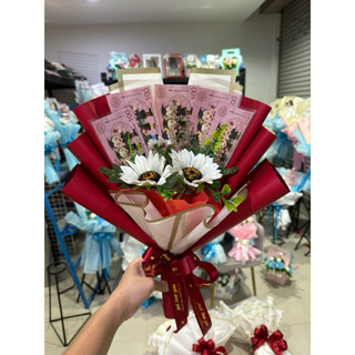 ช่อดอกไม้ดอกกุหลาบและดอกทานตะวัน ใส่ธนบัตรได้ 5ใบ