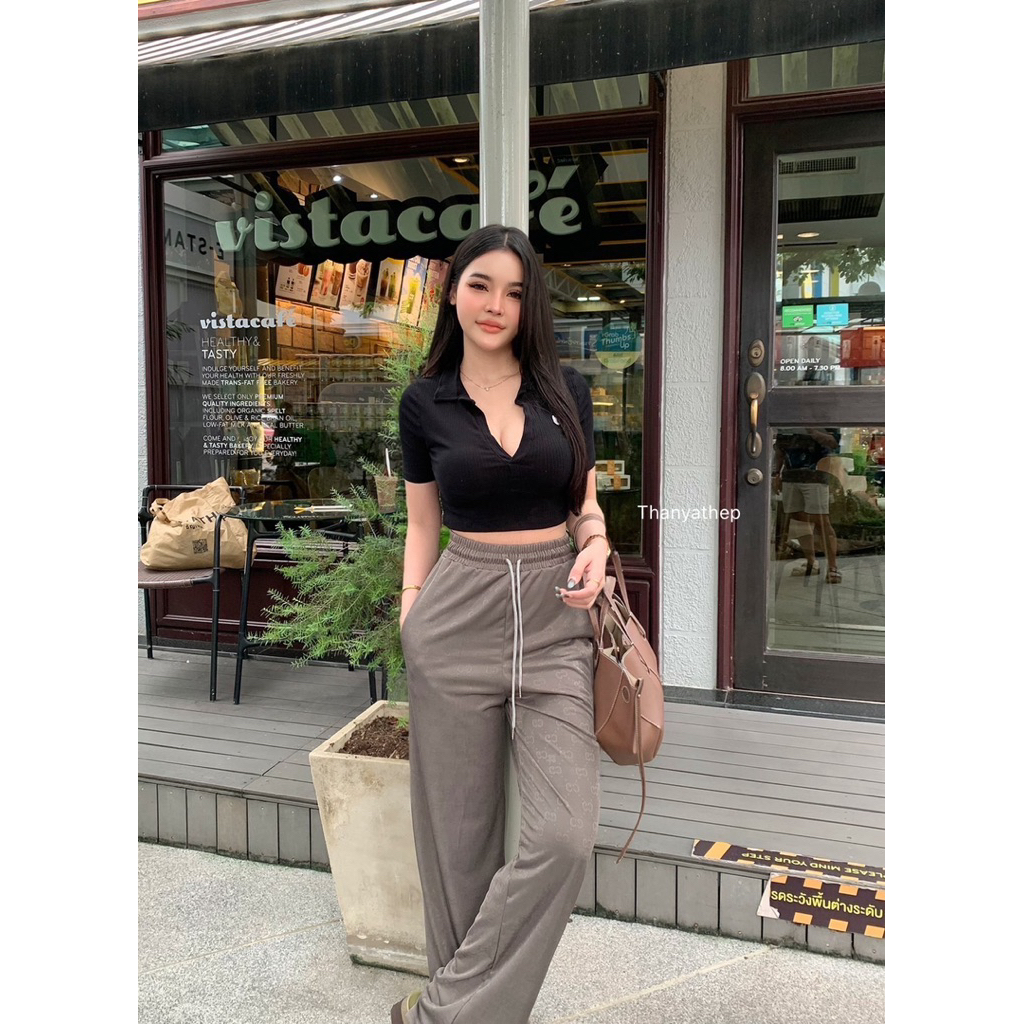 #Thanyathep TYT ทรงสปอต เซท2ชิ้นเสื้อครอปคอปก เข้ารูปมาพร้อมกางเกงขากระบอก คลุมโทน