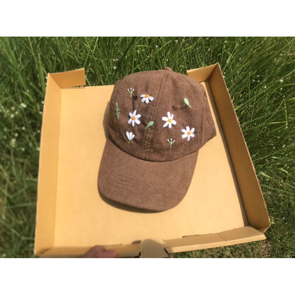🤎🤎🤍🌤️หมวกแก๊ปลูกฟูกสีน้ำตาลปักเดซี่กระจาย