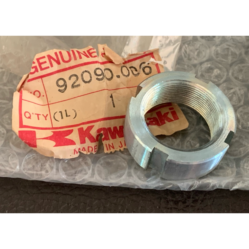 AX1-Max100 F4 F8 F9 น๊อตแกนคอรถ 92090-006