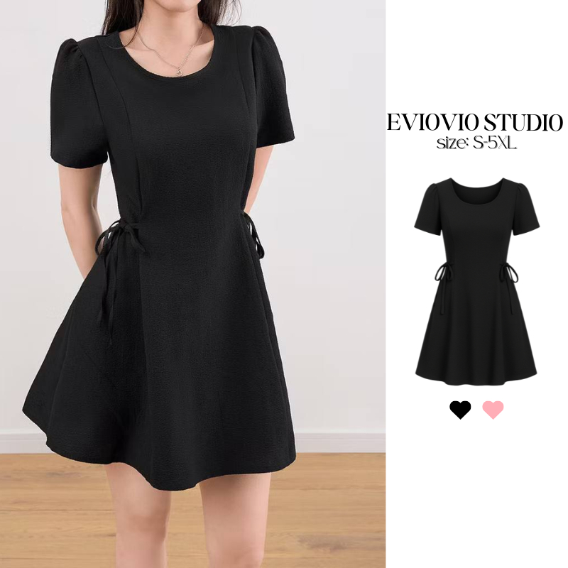 【EVIOVIO】S-5XL เดรสสั้นซัมเมอร์สีดำ คอกลมแขนสั้น เดรสผูกเอวด้านข้าง ผูกโบว์ สไตล์มินิมอล เรียบหรู