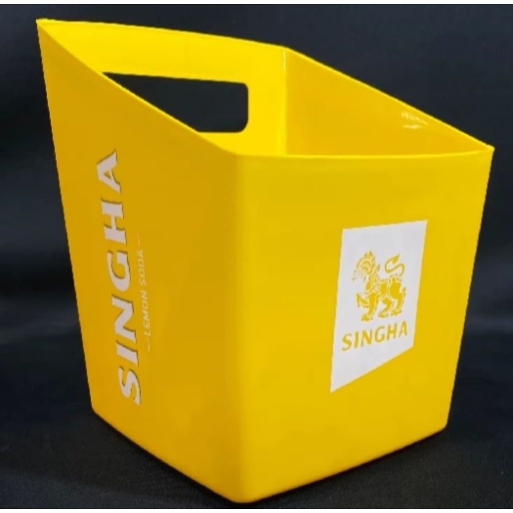 ถังน้ำแข็งสิงห์ทรงสี่เหลี่ยม ขนาด2ลิตร เนื้อพลาสติกหนาและเหนียวสีเหลืองสด