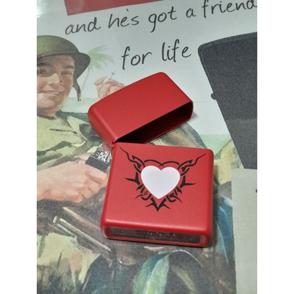 อะไหล่เฉพาะถังนอก zippo ขนาดมาตรฐาน สีแดง ลายแบบสกรีนรูปหัวใจ ผลิตปี 2016 ของใหม่ไม่ผ่านการใช้งาน รั