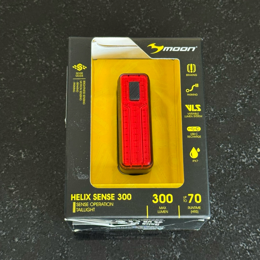ไฟท้าย MOON Helix Sense 300