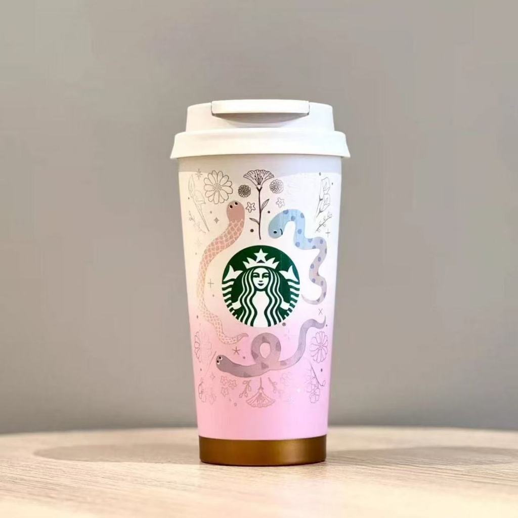 Starbucks 2026 กระบี่ทองรัก รองขวดกาแฟฉนวนกันความร้อนและความหนาว 473 มล การผสมสีแบบเรื่อย ๆ