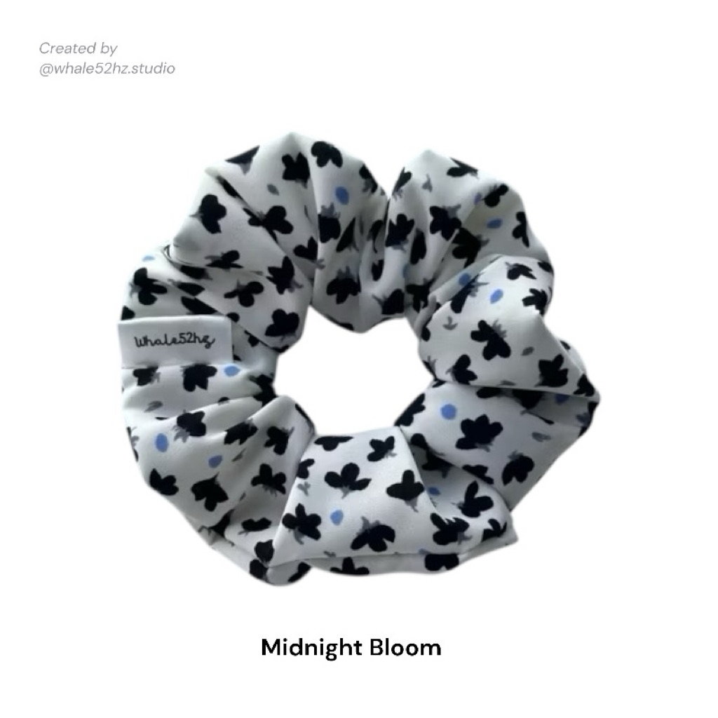 Midnight Bloom•scrunchie🖤ยางรัดผม Handmade by Whale52hz.Studio