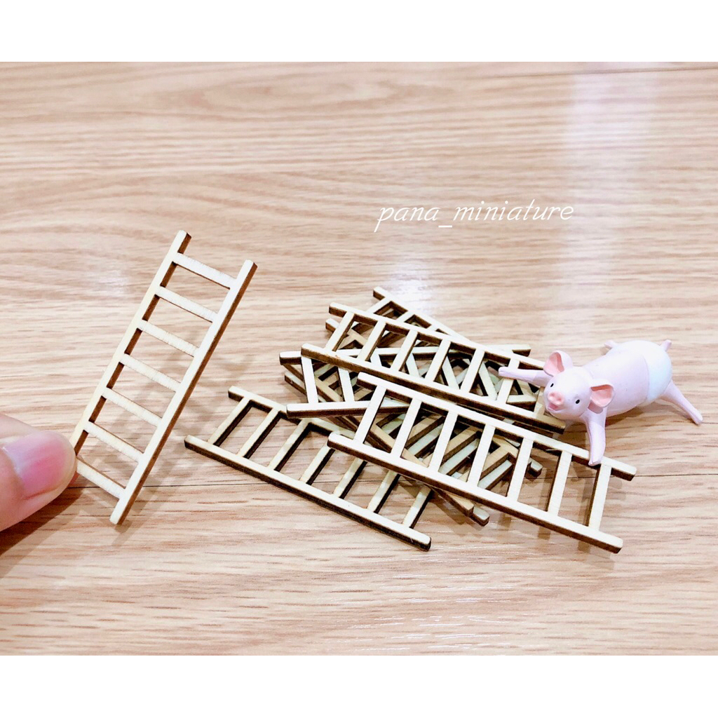 บรรไดไม้จิ๋ว ใช้เล่นกับโมเดลตุ๊กตาขนาดเล็ก อาร์ตทอยขนาดเล็ก สูง 6 cm. ราคา/ชิ้น