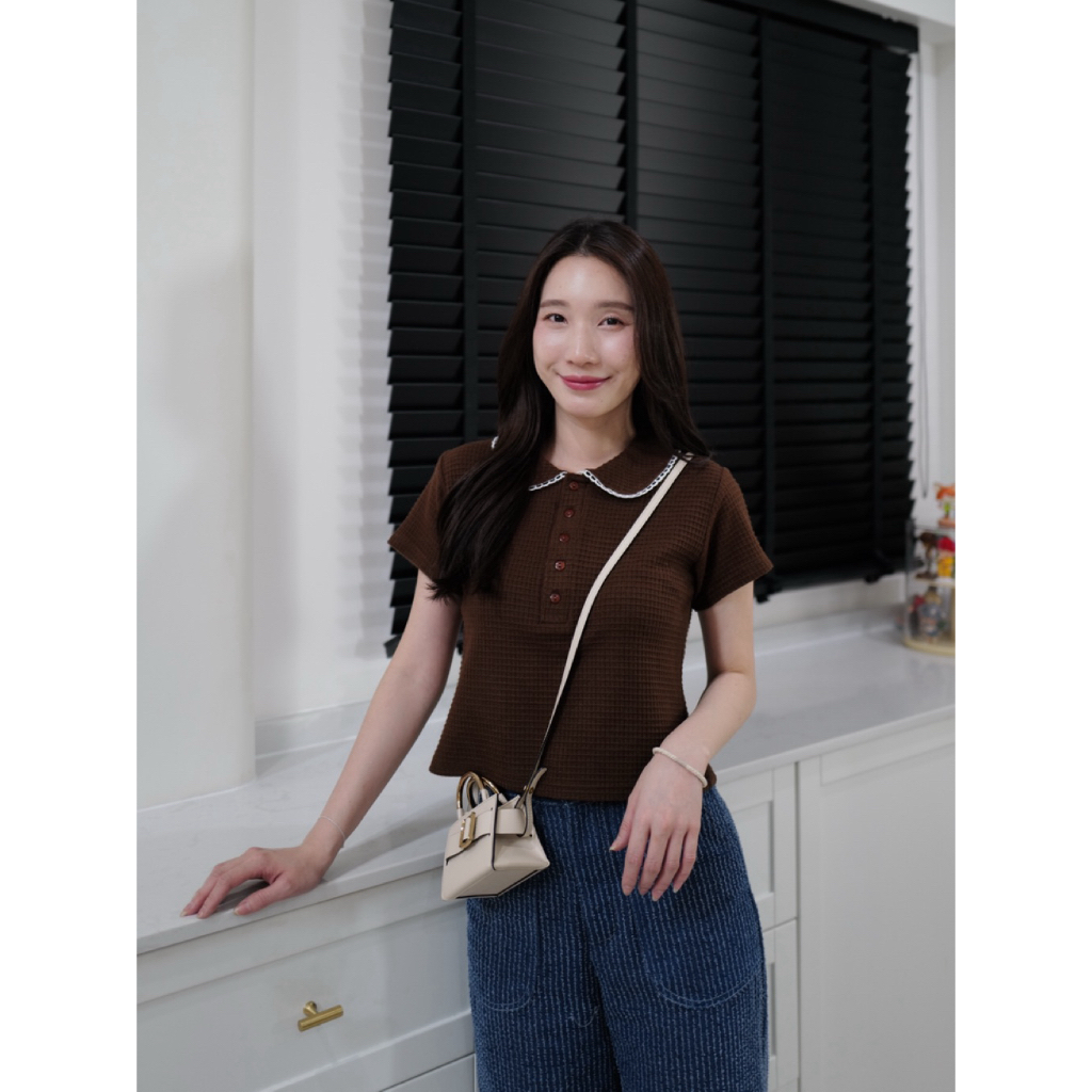 เสื้อคอปกบัวล้อมลูกไม้ ลายผ้าช่องๆ