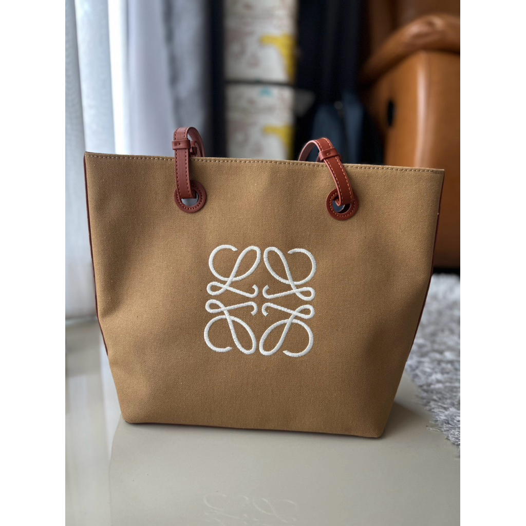 กระเป๋าถือแบรนด์ Loewe