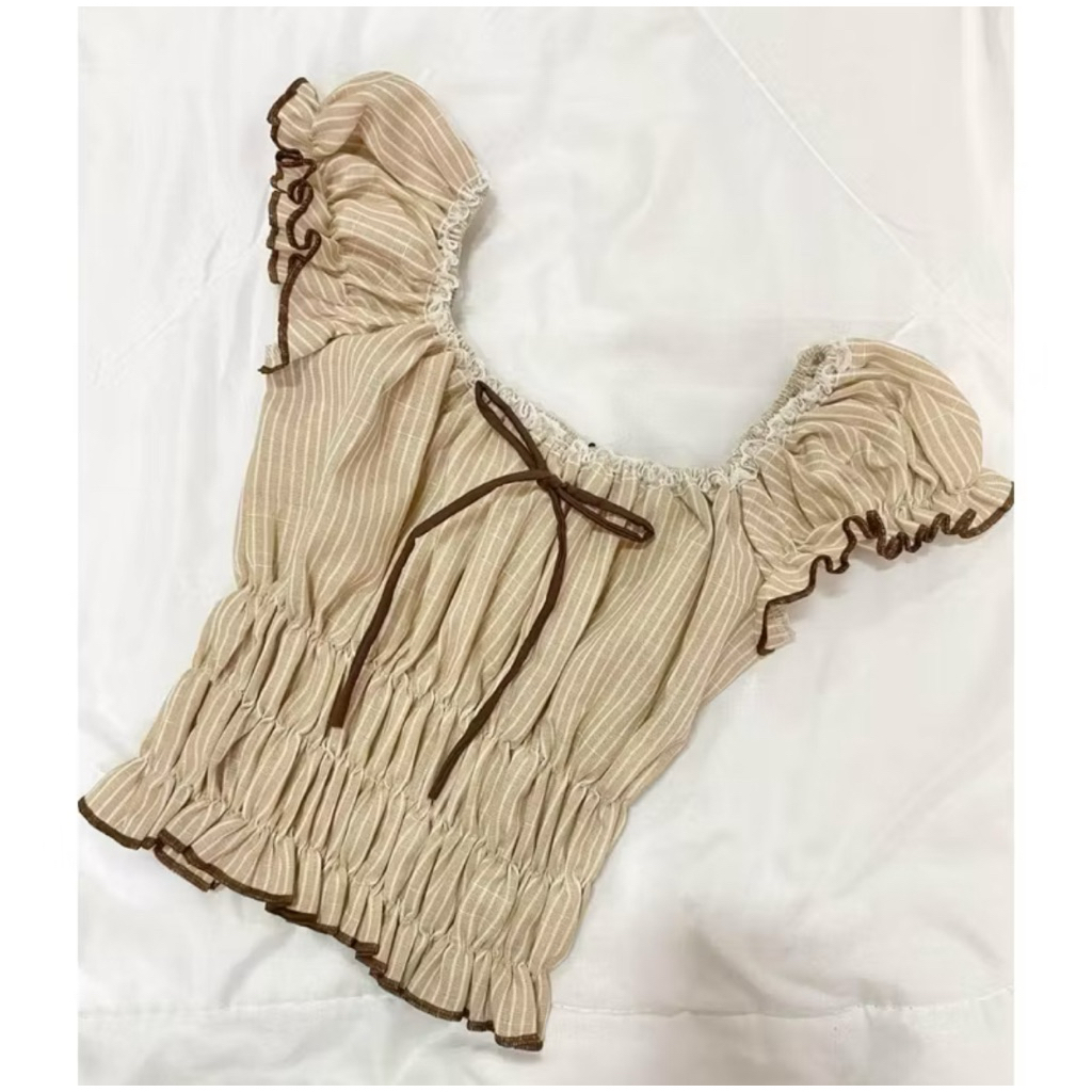 Mellow Crop เสื้อครอปแขนตุ๊กตาผู้หญิง แต่งจั๊มลายทาง ผูกโบว์ สไตล์คาเฟ่