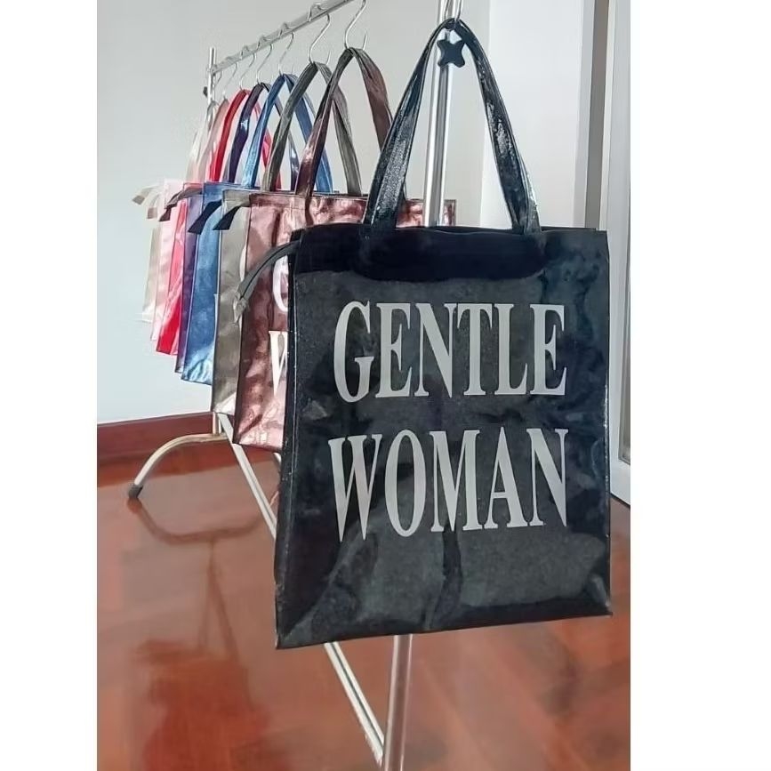 กระเป๋ากากเพชรPVCสกรีนGENTEL WOMENสีบรอนซ์เงินขนาดกระเป๋ากว้าง 12 นิ้วสูง 14 นิ้วสายยาว 18 นิ้วมาพร้อมแผ่นรองก้นกระเป๋า