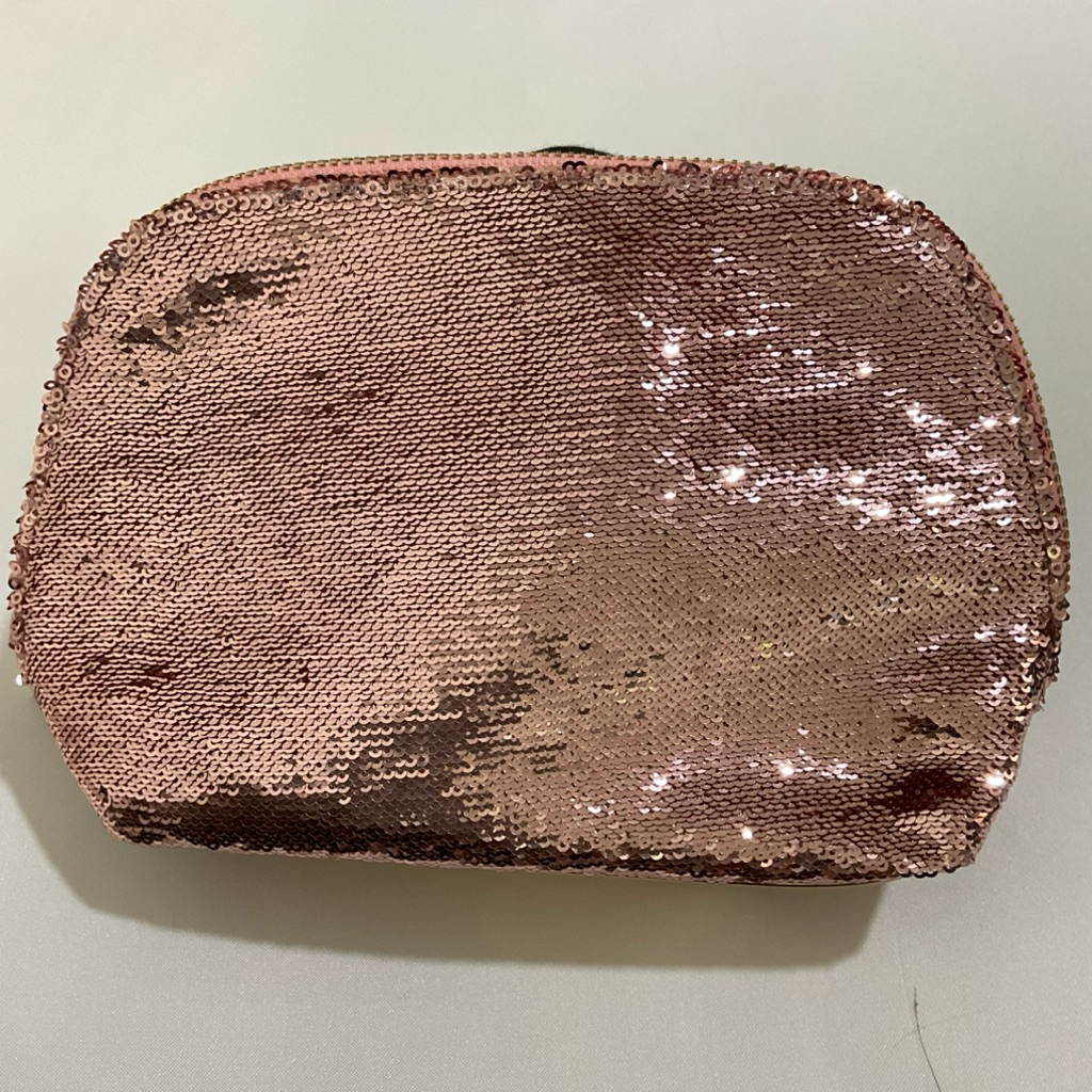 กระเป๋าถือ กระเป๋าใส่เครื่องสำอาง ปักเลี่ยม ใหม่ งานสวยยย กว้าง  9 สูง 6 ก้น 2.5 นิ้ว ราคา 150 บาท