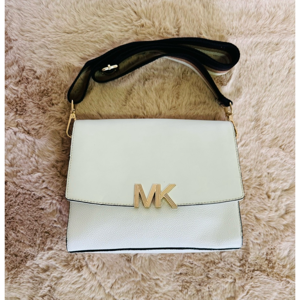 Michael Kore กระเป๋าหนัง สีขาว