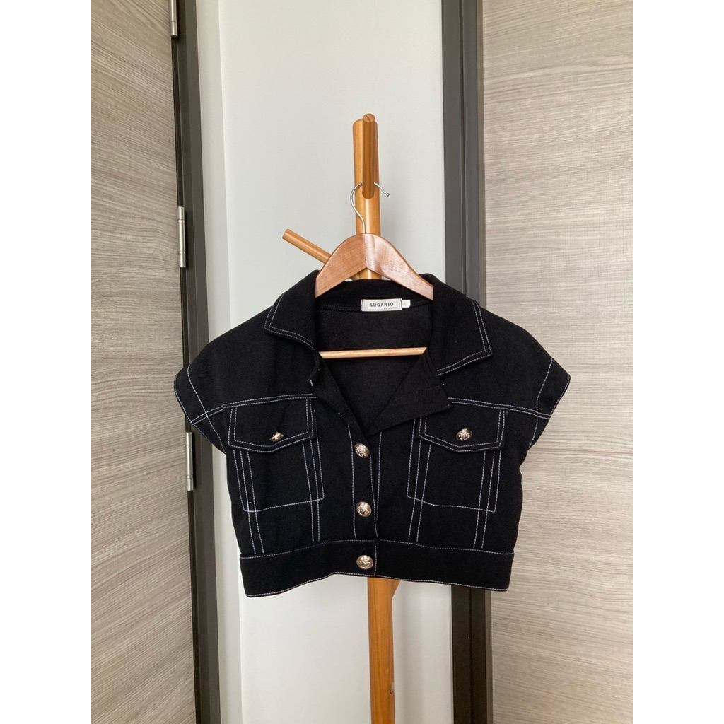 ป้าย SUGARIO เสื้อเชิ้ตแขนสั้นสีดำทรงครอป M
