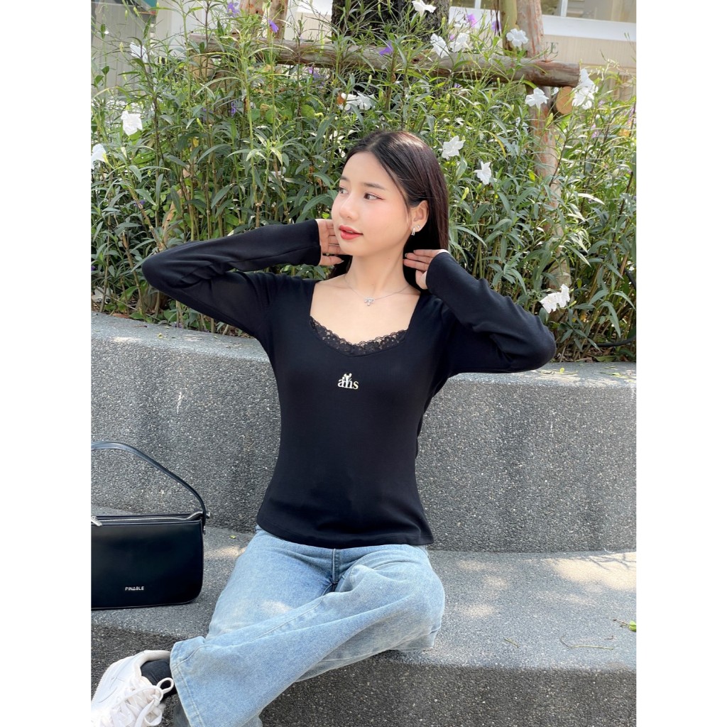 AHS. Flower New ! เสื้อครอปแขนยาว สีดำ-ขาง คอลูกไม้ ผ้านิ่มมากก ปักดอกไม้