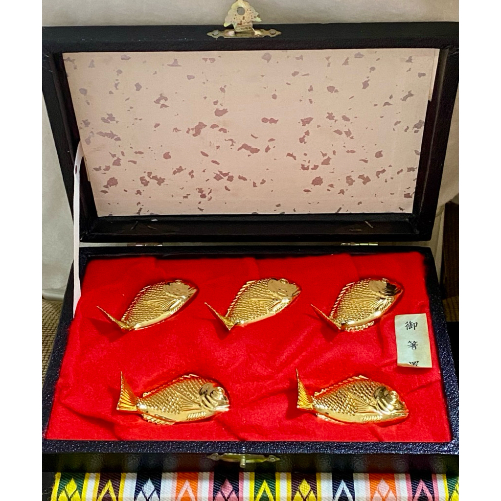 ชุดปลาทอง 24kgp 5 ตัวอยู่ในกล่องสุดหรู