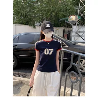 Beryl เสื้อยืดผู้หญิงแฟชั่น เสื้อยืดพิมพ์ลาย แขนสั้นคอกลม สไตล์อเมริกัน ทรงเข้ารูป การออกแบบลายทาง