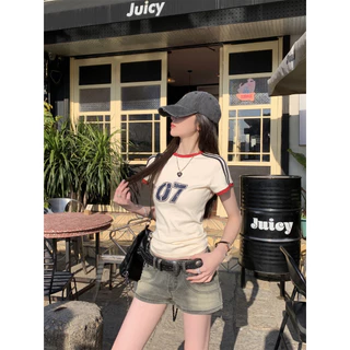 Beryl เสื้อยืดผู้หญิงแฟชั่น เสื้อยืดพิมพ์ลาย แขนสั้นคอกลม สไตล์อเมริกัน ทรงเข้ารูป การออกแบบลายทาง