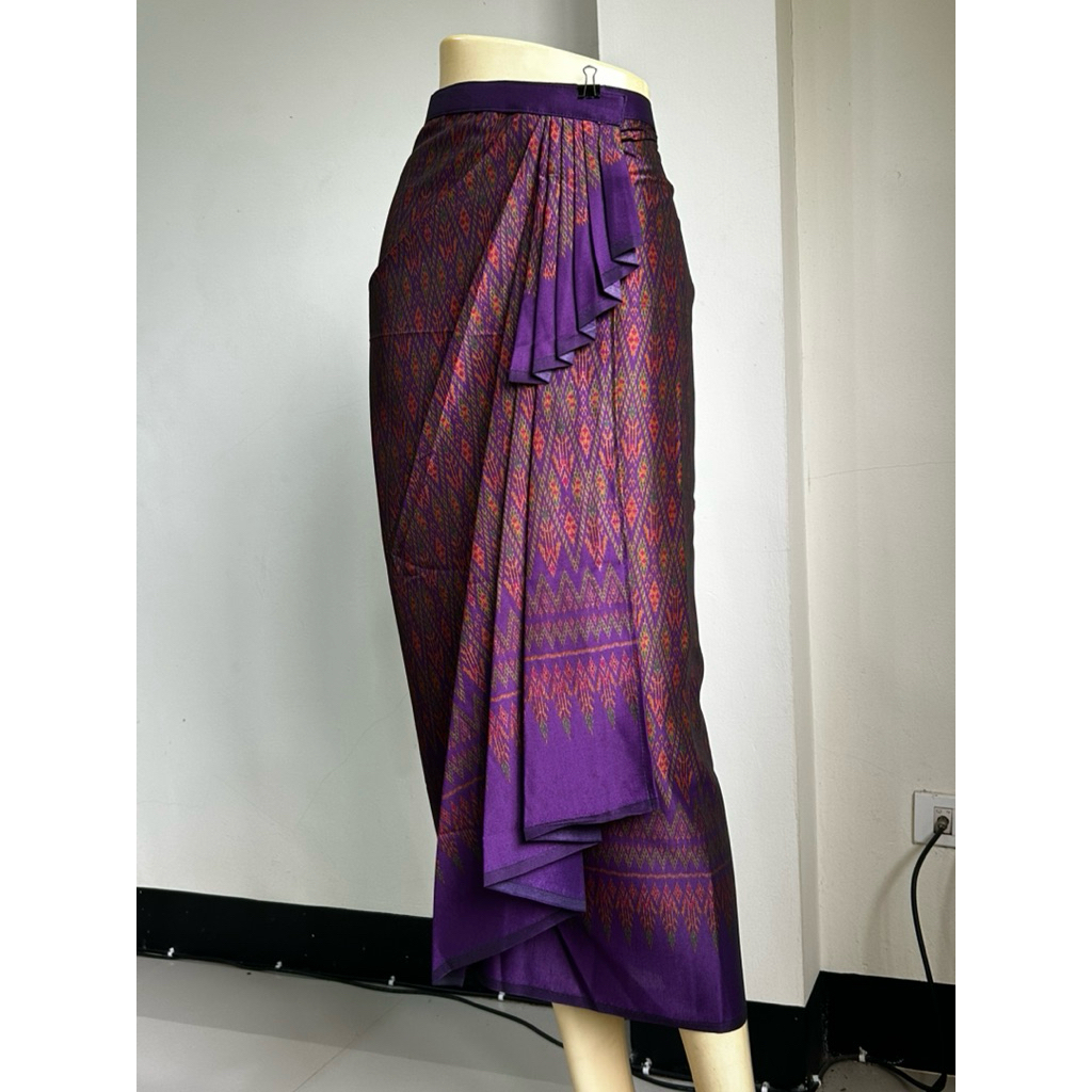 ผ้าถุงเย็บสำเร็จ แบบป้ายติดตะขอ ทรงพัด ลายเชิงเทียน