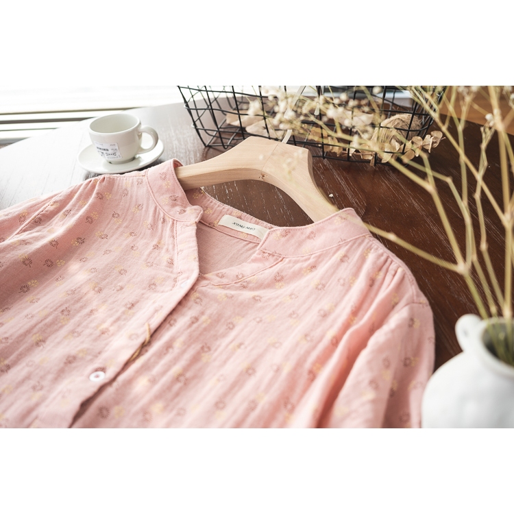 เสื้อลำลองน่ารัก ทรงหลวม คอวี ติดกระดุมหน้า​ ผ้าคอตตอนสาลูเนื้อนิ่ม พิมพ์ลายดอกไม้เล็กๆ