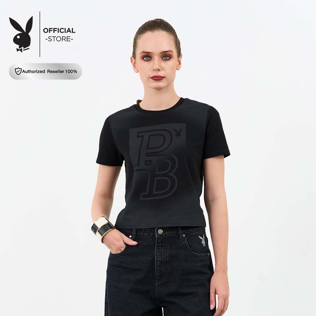 PLAYBOY PB COMING เสื้อยืดคอกลมแขนสั้นพิมพ์ลายโลโก้ที่ชิ้นหน้า P1WT253TB019BK