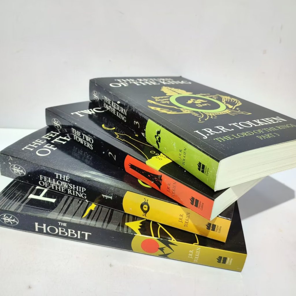หนังสือชุด The Hobbit และ The Lord of the Rings ทั้งหมด 4 เล่มต่อชุด