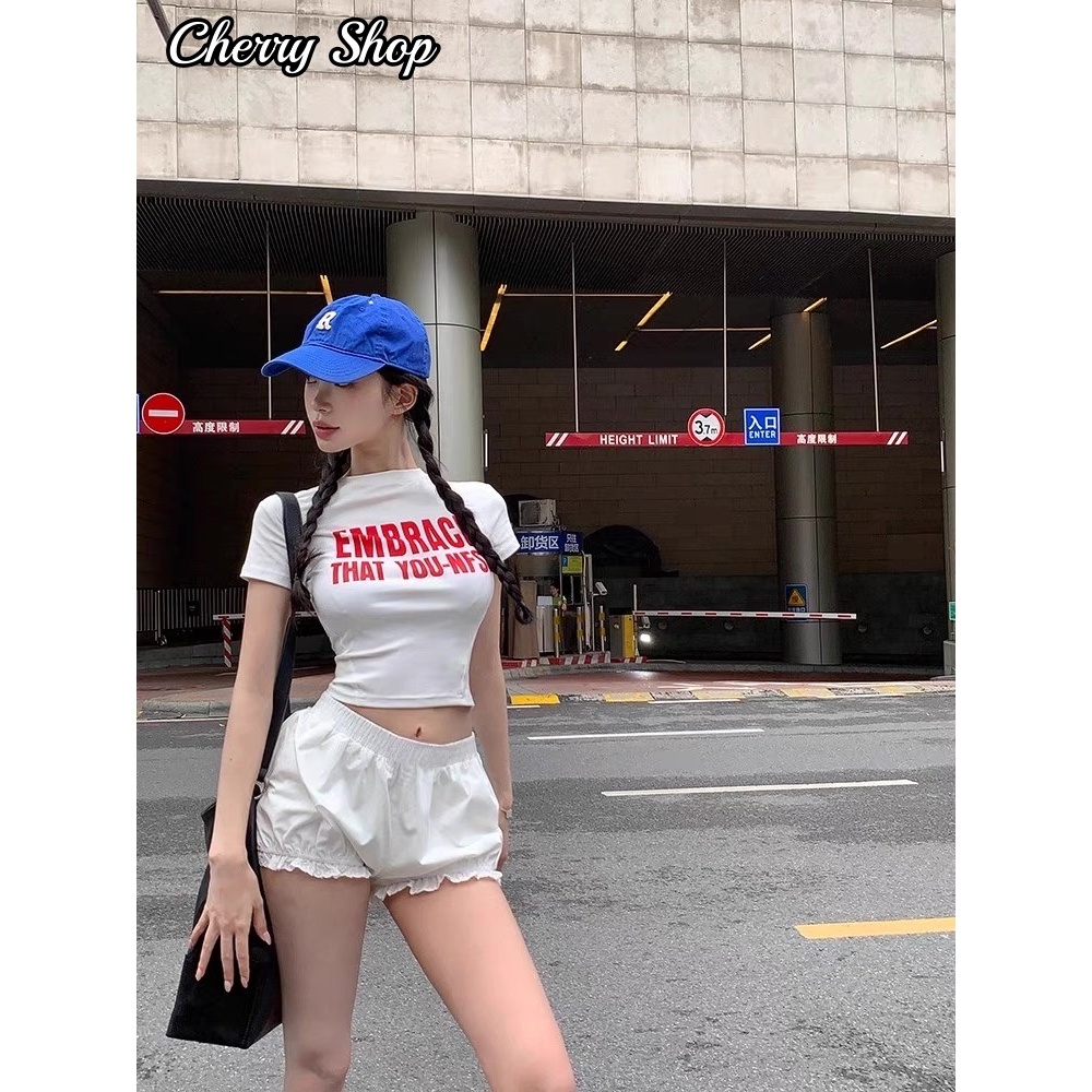 cherryshop พร้อมส่ง ออกแบบY2K ผู้หญิงแฟชั่นตัวอักษรภาษาอังกฤษพิมพ์เสื้อยืดครอปสีขาว คอกลม สไตล์สลิมฟิต สไตล์สาวเกาหลี