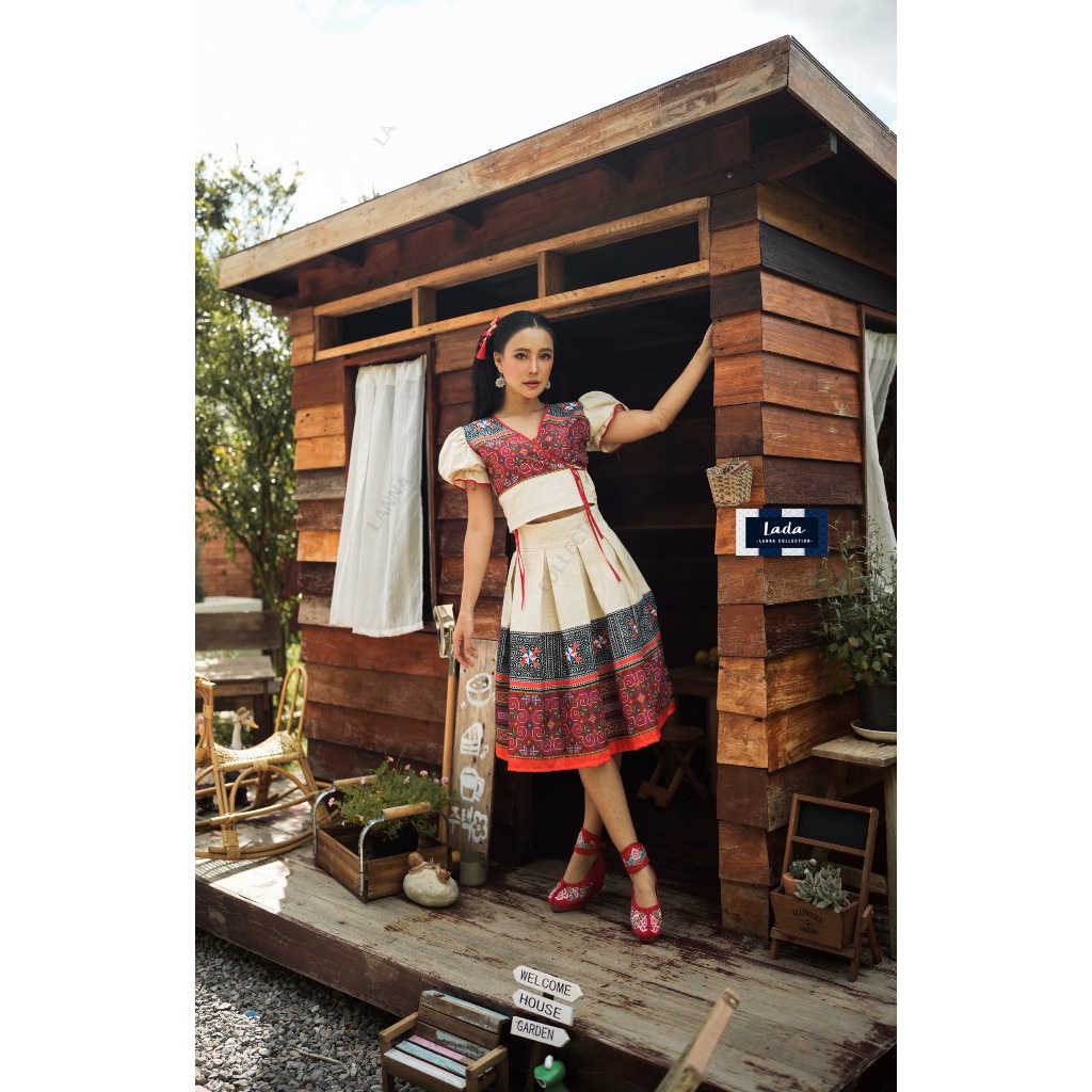 เซ็ทเสื้อมัดข้างและกระโปรงสั้นผ้าโพลี่เอสเตอร์พิมพ์ลายปักม้งดอกดาว