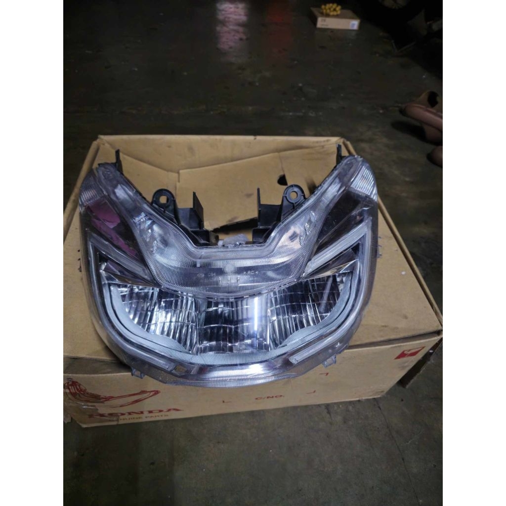 ชุดไฟหน้า HONDA pcx​150 33100-K35-V01(มือสองแท้ติดรถ)