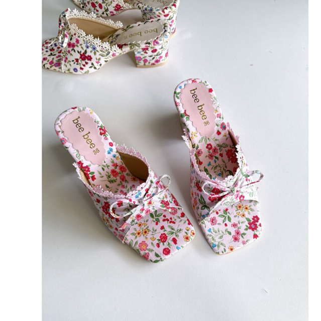รองเท้าส้นสูงลายดอกbeebee พร้อมส่งจากไทย ไซส์ 36-40
