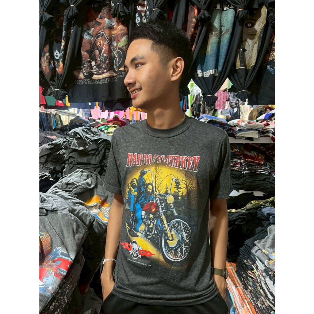 3D เสื้อผ้าบางสีเทาเฟด สกรีนลายหน้าหลัง ไม่มีตะเข็บข้าง ผ้านิ่มใส่สบาย ใส่ได้ทั้งหญิงชาย