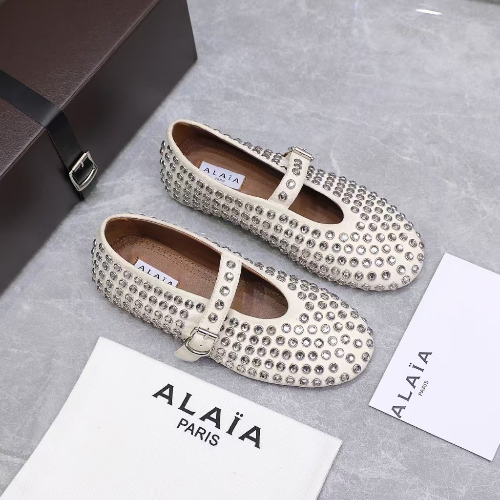 Alaia Cowhide Retro Rivet Rhinestone แมรี่เจนรองเท้าสตรีรองเท้าส้นเตี้ย