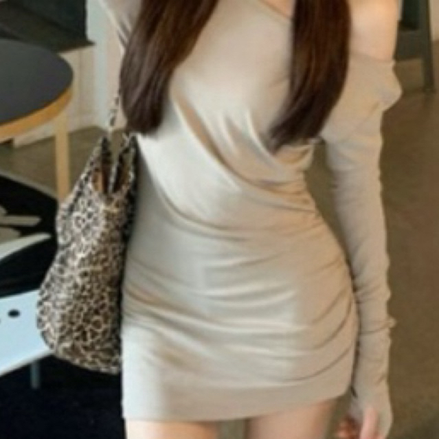 เดรส MOSSES QUEEN ไหล่เฉียง แขนยาว จีบจีบก้นและเอว ทรงสกินนี่ Size S