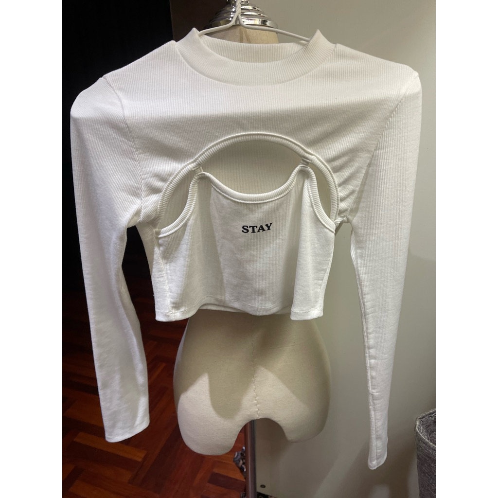 เสื้อแขนยาวสีขาวรัดรูปตามตัวBYKIMคะใส่ครั้งเดียวคะ