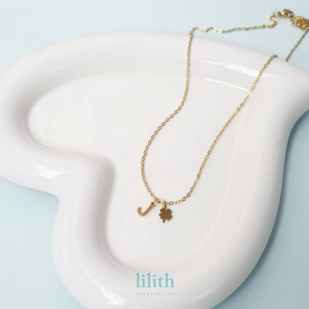 Lilith - Tiny Alphabet w/ clover charm (gold) สร้อยคอตัวอักษร ใบโคลเวอร์ สีทอง