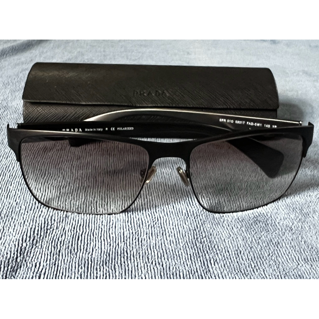 แว่นกันแดด PRADA แท้มือสอง SPR 51OS 58-17-140 เลนส์สีเทาดำไล่สีConceptual Black Polarized Sunglasses